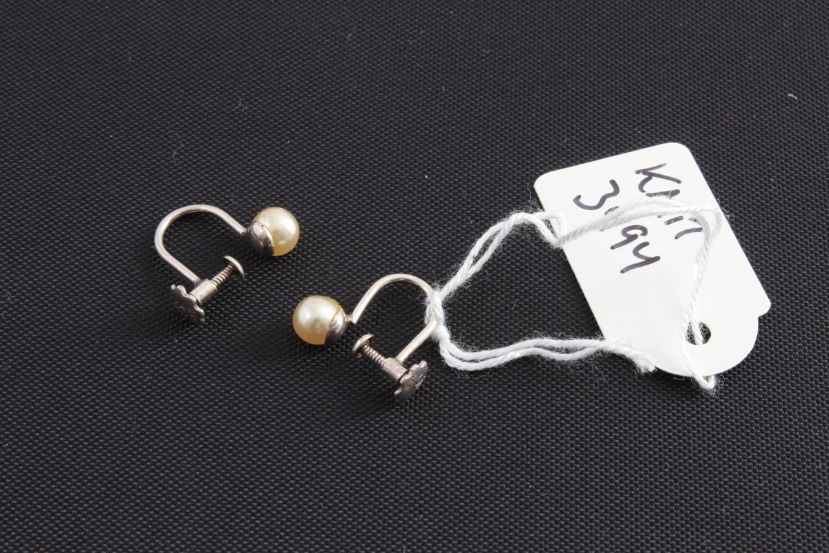 Gitt av Torill Lerdalen Hùser (f.1946). Huser er født i Austvatn i Nord Odal.

Ca i 1960 kom den store nyheten. Ørepynt med skrufestet. 

Et par ørdedobber med skru. Et par faste ørepynt med perle. Ørepynten har vært forgylt. Fra ca 1960/1965.