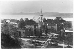 Herregårdsletta ned mot kirken og Hospitalet, fjorden