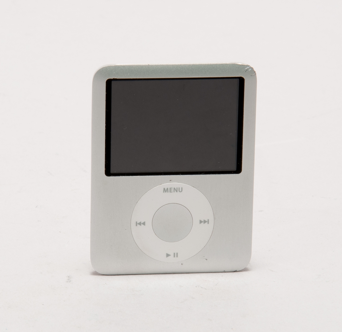 Mp3-spelare iPod Nano 4GB Model A1236 ser no 5U8229COYOP Designed by Apple in California. Assembled in China. För anslutning 5-30V likström max 1A  Enheten fylld med 3,5 GB ljudfiler Tillhörande anslutningskabel till dator, för USB-uttag