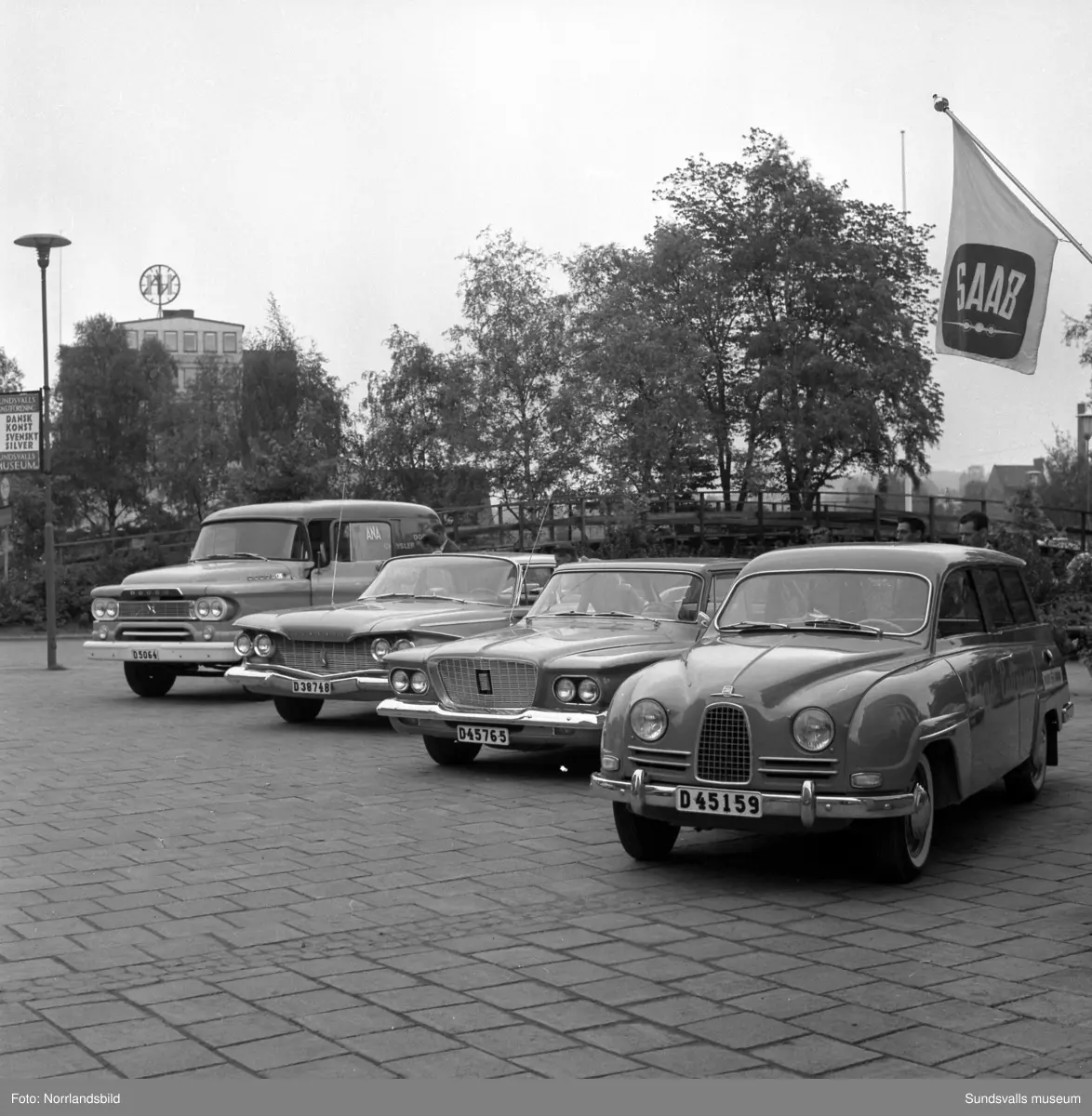 Saab ANA visar upp bilar med Floyd Pattersson-reklam utanför bilhallen på Köpmangatan 1.