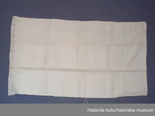 Så kallat putevar med knuten spets. Monogram "KSD", broderat med rött i korsstygn.