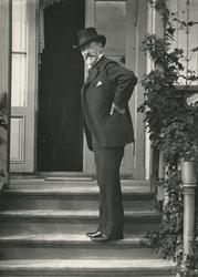 Bildet Viser Anton Sophus Bachke På trappen til Hovedhuset(?