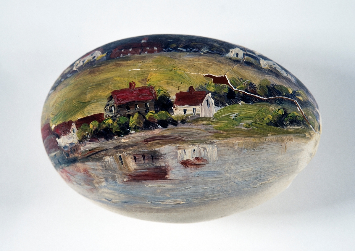 Egg, bemalt, dekorert, motiv:  Ringsaker kirke, Ringsaker prestegård, Ringstrand,  Malt av fru Borchgrevink.