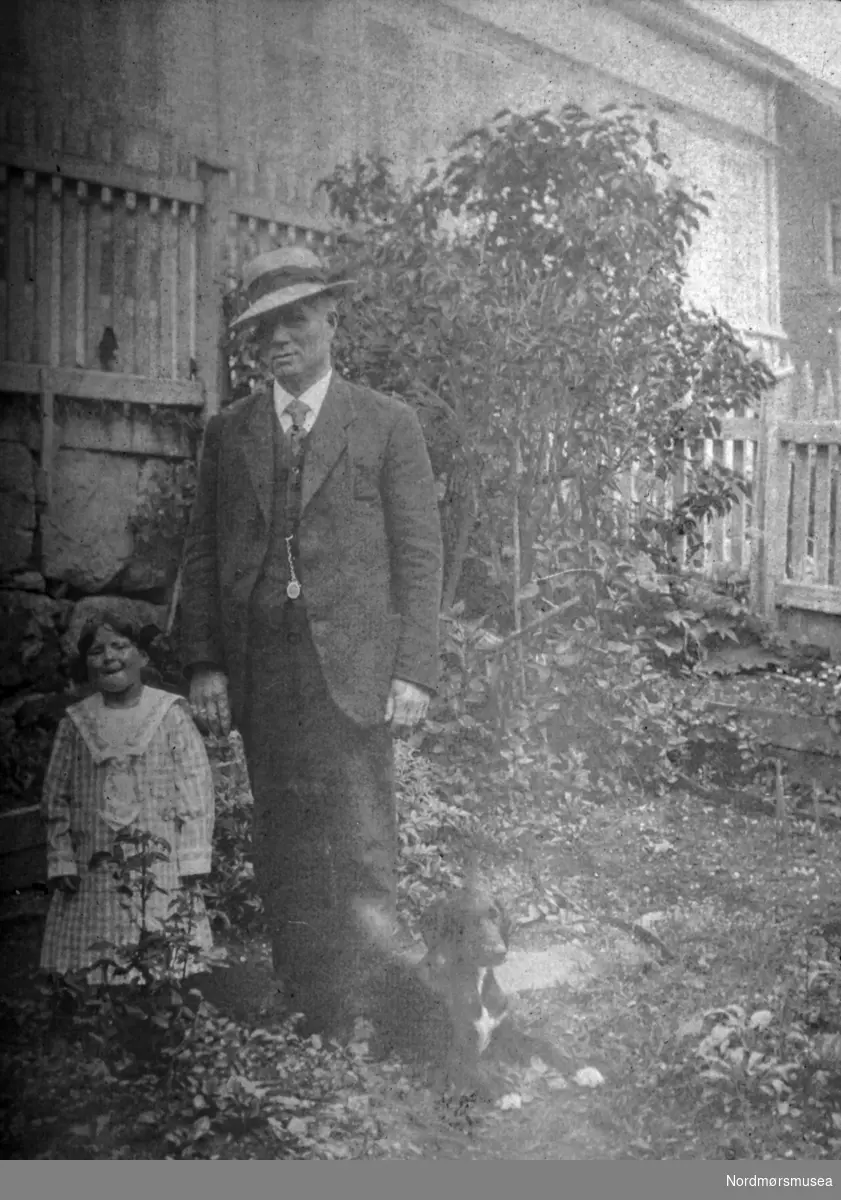 "Bjørnes og Eva i haven." Foto trolig fra Fannestrand. Fra et fotoalbum tilhørende Ellinor Williams-Phakdikun (1905-1963). Fra Nordmøre museums fotosamlinger.