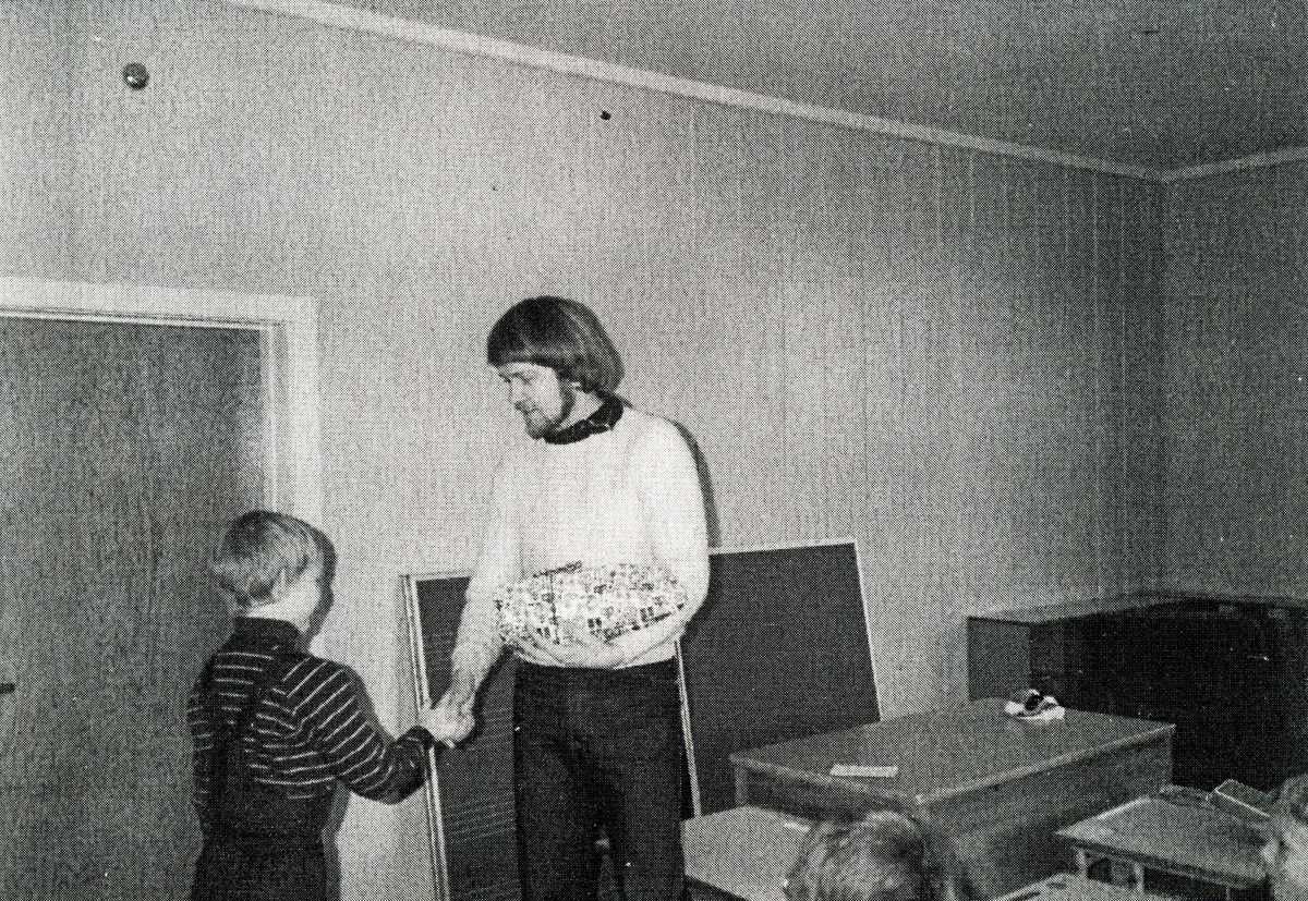 Lærar Einar Ese, som mista alt han eigde i brannen ved Herad skule, får gåve frå elevane sine, Alf Erik Eidsgård.