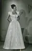 Modell, möjligen Hjördis Grundel-Starenius,  i vit aftonklänning med utställd kjol.