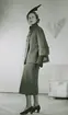 Höst/vintermode. Modell i dräkt, hatt, handskar och pumps av Jacques Fath.
