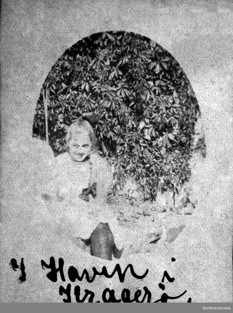 "I haven i Kragerø." Fotografi er av svært lav kvalitet. Fra et fotoalbum tilhørende Ellinor Williams-Phakdikun (1905-1963). Fra Nordmøre museums fotosamlinger.
