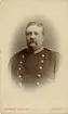 Porträtt av Johan (John) Gustaf Philip Marc Jennings, officer vid Upplands regemente I 8.

Se även bild AMA.0009557 och AMA.0009573.