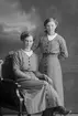 Hilma och stående Ester Henning, Dalen, Valbo