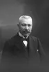 Direktör Gustaf Alfred Larsson född 1868 i Lilla Mellösa, Södermanland, Drottninggatan 8, Gävle. Verksam vid Import Aktiebolaget Carl Ohlin. Källor: W Lindeberg 