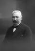 Direktör Gustaf Alfred Larsson född 1868 i Lilla Mellösa, Södermanland. Drottninggatan 8, Gävle. Verksam vid Importaktiebolaget Carl Ohlin. Källor: W Lindeberg 