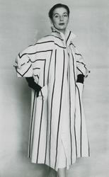 Modell i randig kappa och handskar. "Giovanelli, Italiana".