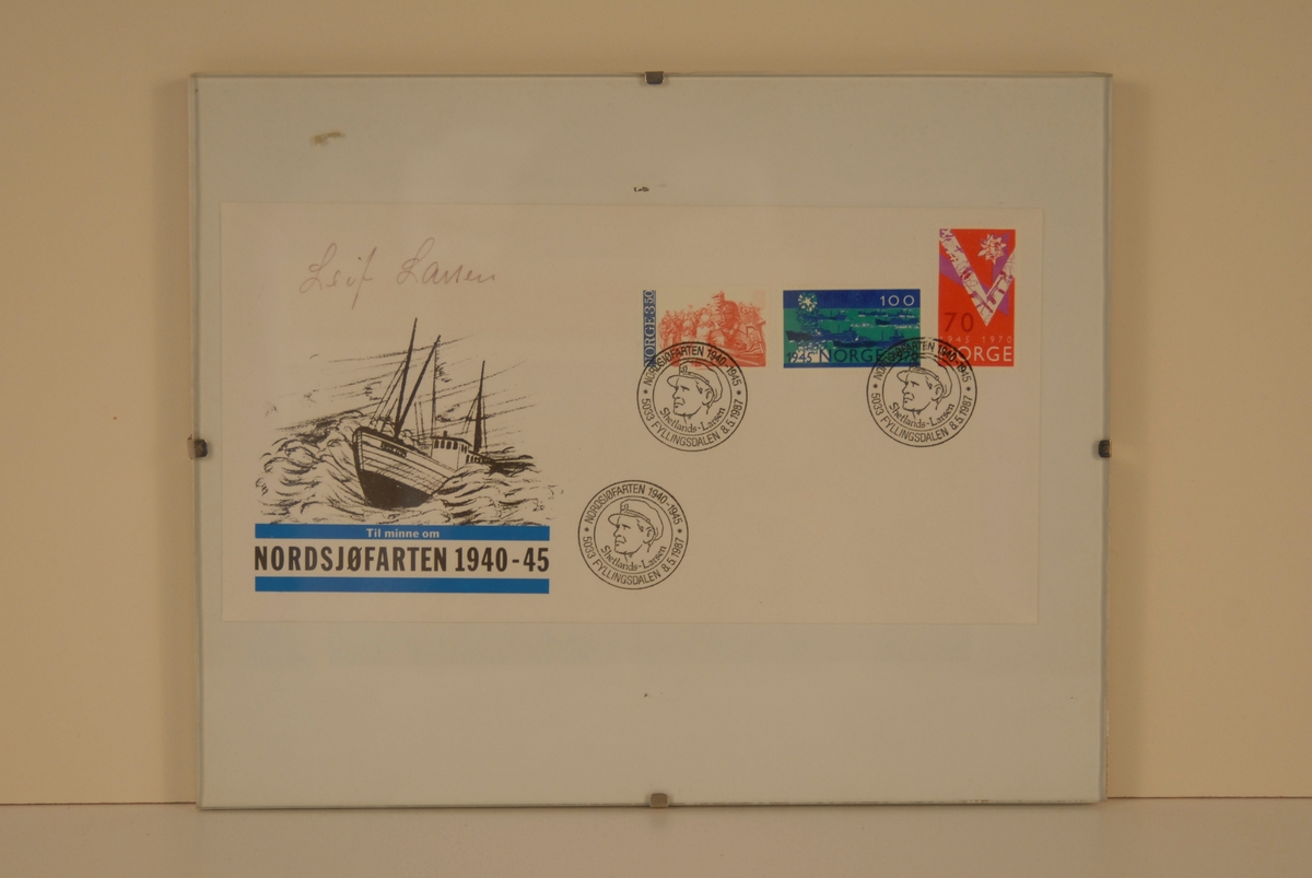 Illustrasjon av ei fiskeskøyte i hardt vær prydar venstresida på konvoluten.
Stempelet på brevet har midt i eit portrett av Leif Larsen.
Eit frimerke har ein illustrasjon av eit foto då kronprins Olav kom heim til Noreg i 1945.
Eit frimerks har ein illustrasjon av fleire båtar som går saman på sjøen.
Eit frimerke har eit V-symbol
