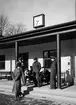 Busschafförer och resenärer utanför Uppsala busstation, Järnvägsområdet, Uppsala mars 1939