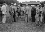 Studiebesök från USA på Lantbrukshögskolan, Ultuna. Agronom Gunnar Giöbel leder en fältövning