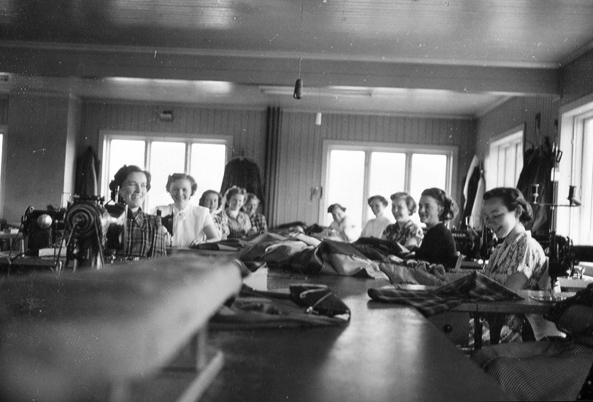 Oskar Finstad, Skredderverksted, Nerby, Stange. Syersker,sysal, konfeksjon. F.v Oddbjørg Adolfsen, Margit Solbakken, Magnhild Lillejordet, Synnøve Nybakk, Petra Stensby, Inger Stenhaug, Synnøve Nyhus, Randi Dahl, Aslaug Johansen.