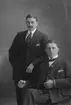 I. Larsson, stående) och J. Persson, Nygatan 5, Gävle