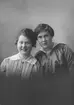 Olga Hedenström och till vänster Hulda Englund. Sidenhuset