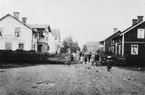 Grinden på Hyttgatan. Gräns mellan Bruket och Yttre Sandviken.
Omkring år 1906.