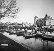 Fiskbryggan med Brandstationen i bakgrunden, Matteuskyrkan till vänster och Gubbhuset t h om kyrkan.