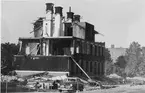 Bilderna föreställer:
Det mellersta bostadshuset på glasbruksområdet när detta revs.