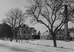Gefle Glasbruk.
Byggnader fr. vänster
1. Mellersta bostadshuset
2. Disponentbostaden/kontoret
3. Magasin
4. Hyttan med mängdkammaren
Bilden tagen från Västra vägen i förgrunden.