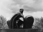 Henry Moore. Tredelad vilande figur på Slottstorget.
