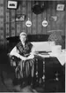 Interiör från uppläggaren August Johannessons lägenhet på Gefle glasbruk.
I soffan Hildur Johannesson född 1900 död 1964.