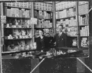 Tobakshandlare Ernst Bengtsson och en anställd i affären från
1940-talet.