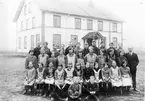 Skolbarn utanför Norra Brunns skola år 1930.
