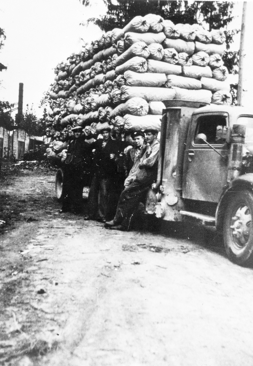 Gengaskoltransport omkring 1940,
Sörlings kolugnar i bakgrunden, Åhs omkring 1940.
Gengassäckar på bilen med gengasaggregat.
Från vänster: Bertil Sörling, Gottfrid Österling, Erik Sandin och chauffören Karl Larsson (Krog-Kalle).