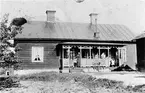 Lundins i Brunn, 1913
Ägdes av skräddare Olof Lundin vilken hade sin verkstad inrymd där. Byggdes ursprungligen som skola. Huset köptes av Lundins far och benämndes då 