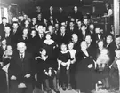Hedesunda Industri AB,
Personalfest vid Hedesunda Industri AB på 1940-talet.
Mannen till vänster är en av ägarna, Per Gustavsson (Ölbo). Kvinnan till höger är f.d. sjuksystern Karin Forsström, bakom henne hennes man Gustav Eriksson (chefen för företaget). Hedesundas genom tiderna största företag med ibland över 100 anställda.