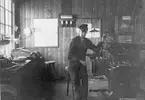 Knut Lundin, Brunn,
I mekaniska verkstaden i Untra omkring 1920 då kraftverket byggdes. Han blev senare verkstadsägare i Hedesunda.