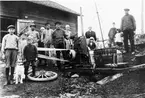 Hedesunda.
Tröskning på okänd plats med kultändningsmotor omkring 1920.
