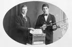 Två Hedesundamusiker på 1920-talet.
Helge Sundström med dragspel, Elov Eklund med fiol.