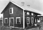 Första Konsumaffären i Hedesunda 1925.
Vid ingången till bostadsdelen syns förste föreståndaren Oskar Wiklund. Huset inrymde tidigare målarverkstad ägd av ett flertal målare bl.a. Olsen från Norge. Wiklund flyttade till Hedesunda som målare i denna fastighet.