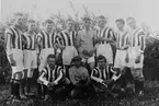 Hedesundas fotbollslag 1926.
Stående från vänster: Martin Johansson, Karl Sörling, Johan Jonasson, Emil Skogh, Axel Andersson (Billings),Gunnar Liv, Konrad Sörling, Erik Eriksson.
Sittande från vänster: Albert Liv, Per Erik Larsson (Lassas) och Gunnar Skogh.