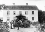 Mellangårds i Oppåker, Juni 1892.
I första raden gårdens ägare hemmansägare och nämndemannen Anders Åkerman med fru Teckla Eugenia Åkerman (född Hedenström) samt barnen Nils och Olov och deras kusin Erik Hedenström. Övriga personer: Fru Lotta Nilsson Fru Mina Hedenström, Nils Nilsson, Olof Nilsson, Fröknarna Alma Hillgren, Augusta Åström, Helena Åström. T.f. kronolänsman Ossian von Kivling, Axel Westin, Fru Ida Rydberg och barnen Alma och Isidor Rydberg, Anna Strömblad, Fru Jenny Åström, Pastor Jacob Rydberg, Sven Åström, Johannes Nilsson, Styrman Alfred Hedenström, Henrik Åström, Kronolänsman Wilhelm Åström och på taket Oskar Åström. Mellangårds var även då poststation för Hedesunda.
