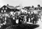 Nykterhetsmöte på torget i Brunn 1907.
Byggnaderna är från vänster: Bäckströms magasin (rivet), Bergkvistens där telefonväxeln var inrymd, Epidemisjukhuset (rivet), Melinders, Pellas (rivet).