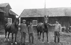 Erskars i Rångsta omkring 1920.
Från vänster: sönerna i gården, Karl och Verner Jonasson,
fadern Jonas Larsson (Erskars-Jonas).