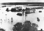 Vibro vid högvattenståndet våren 1916.
OBS! Landgången för att komma till husen torrskodd.