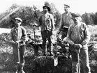 Dikningslag från Vinnersjö på 1930-talet.
Från vänster: August Lundberg, Anders Nordling, Anders Englin, Anders Larsson.