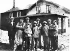 Sörlings kakelfabrik i Brunn 1923.
Från vänster: Oskar Sörling, kakelugnsmakare Johansson, Ernst och Nore Tahlin, Karl Sörling d.y., Vickströn, en vandrande gesäll kallad 