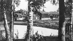Bondgård i Åbyggeby.

Gästrikland har vidsträckta åkerbruksbygder och den gamla modernäringen spelar vi sidan av trävarurörelsen den mest betydande rollen inom landskapets näringsliv.