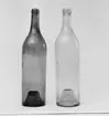 Två stycken hellitrar. Den västra av grönt glas, och den högra av vitt.
Gefle glasbruk.