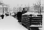 Snöforor svänger ned mot Norra Strandgatan. På andra sidan ån Södra Strandgatan.