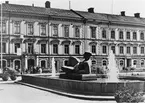 Gävle stad  Norr, Esplanaden.
Erik Grates skulptur Gudinna vid Hyperboreiskt hav vid Rådhustorget.