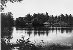 Utsikt från stadsträdgården mot regementet.
Kungsbäck